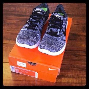 NWT. Nike Free RN Flyknit white/black size 9.5